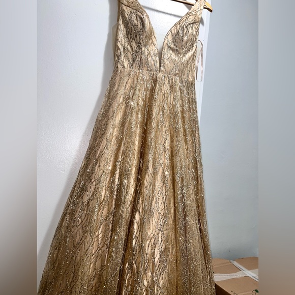 Gold color size fit 2-4 - Picture 3 of 3